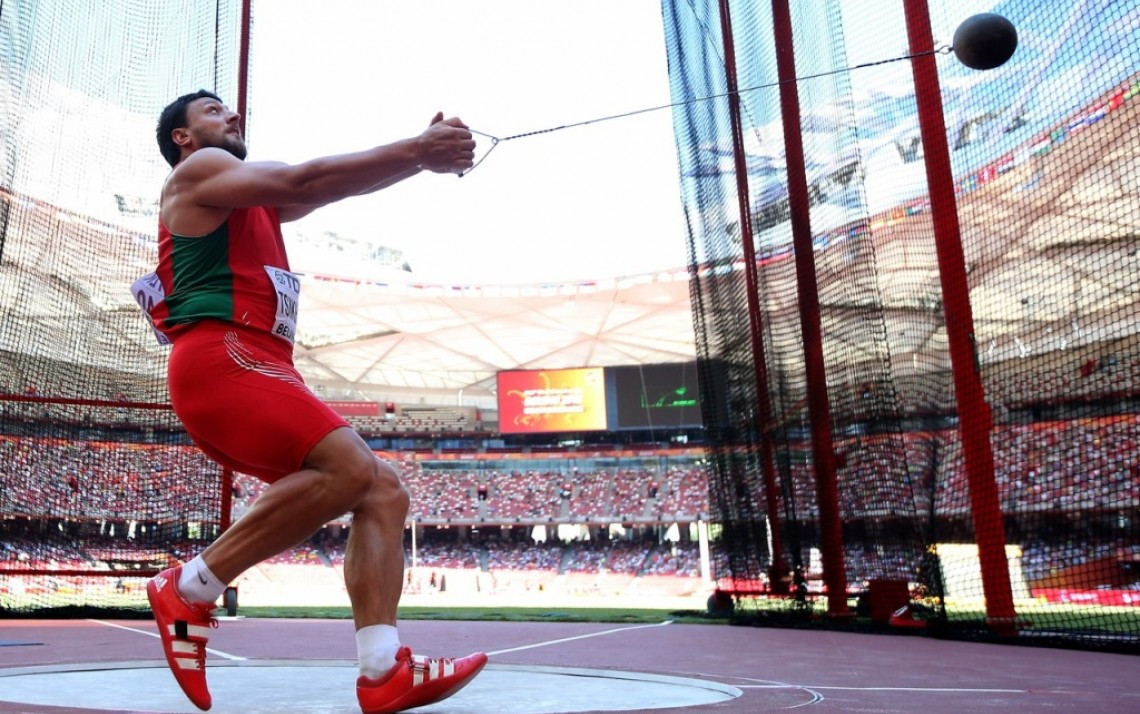 Метання молоту