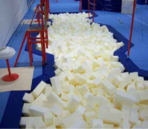 Открытая яма приземления с наполнением поролоновыми кубиками