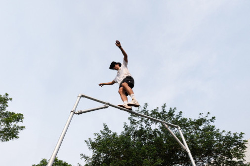 Маленькая конструкция из труб для паркура без деревянных элементов